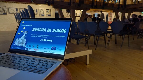 Bild vergr&ouml;&szlig;ern: Ein Laptop, auf dem eine Pr�sentationsfolie zu sehen ist. Auf ihr steht "Europa im Dialog".