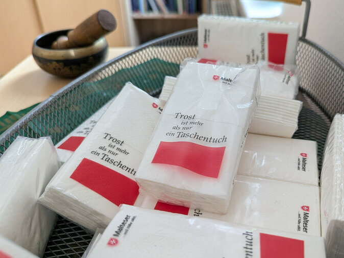 Eine Sch&uuml;ssel voller Taschentuchp&auml;ckchen. Auf ihnen sind tr&ouml;stende Spr&uuml;che abgedruckt.