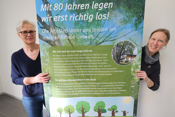 Bild vergr&ouml;&szlig;ern: Dorit Glomb (links) und Stefanie Tanzmann vom BUND beim Ausstellungsaufbau.