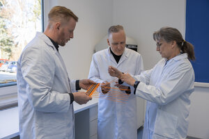 Bild vergr&ouml;&szlig;ern: Das Bild zeigt Gesch&auml;ftsbereichsleiter Dr. Axel Steinbach mit Amtsleiterin Dr. Anne Schilder und Lebensmittelkontrolleur Pierre Gr&uuml;nert im Trichinenlabor des Vogtlandkreises.