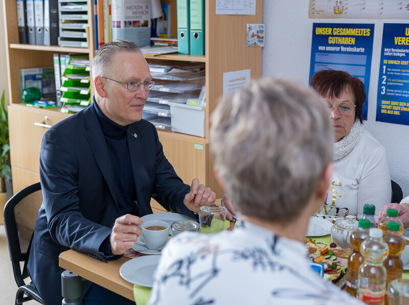 Dr. Axel Steinbach im Gespr&auml;ch mit Angeh&ouml;rigen der Seniorengemeinschaft.