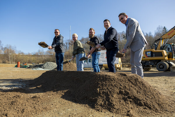 Bild vergr&ouml;&szlig;ern: Spatenstich mit Reichenbachs Oberb&uuml;rgermeister Henry Ru&szlig;, Landrat Thomas Hennig, Steven und Kristin Didssun sowie Ingo Werner von der Baufirma (vorn rechts nach links)