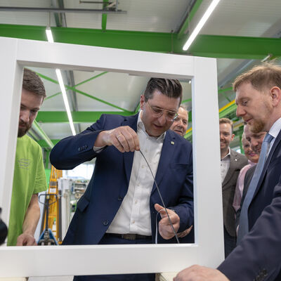 Bild vergr&ouml;&szlig;ern: Landrat und Sachsens Ministerpr&auml;sident erhielten bei ihrem Besuch der Firma Gr&uuml;nbeck einen Einblick in die Fertigung von Fenstern und Brandschutzsystemen.