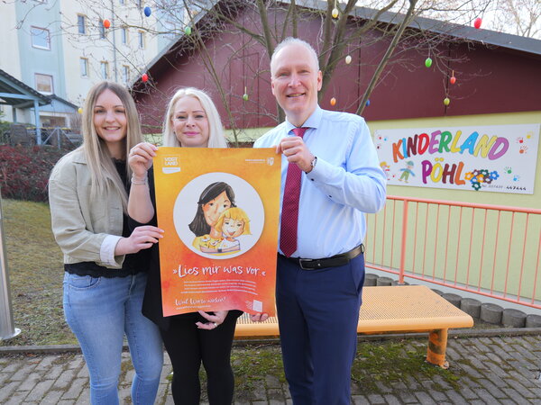 Bild vergr&ouml;&szlig;ern: Eileen Wonsiedler, Nadine Gninka und Dr. Axel Steinbach (v.l.n.r.) halten das Plakat zur neuen Kampagne.