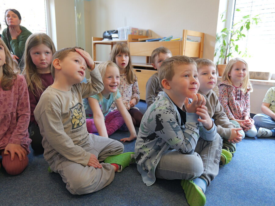 Die Kinder lauschen gespannt der Geschichte.