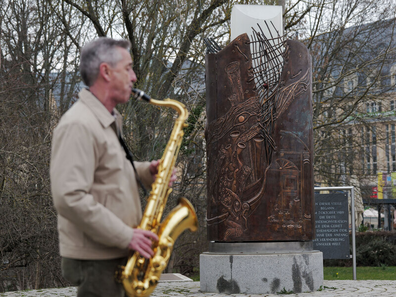 Ein Saxophonist untermalte die Veranstaltung. Er steht vor dem Wendedenkmal.