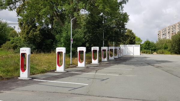 Bild vergr&ouml;&szlig;ern: Das Foto zeigt den erst k&uuml;rzlich in Betrieb gegangenen Supercharger von TESLA auf dem Parkplatz ELSTER PARK mit 12 Ladepunkten in Plauen.