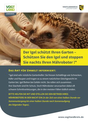 Bild vergr&ouml;&szlig;ern: Das Plakat zeigt einen verletzten Igel auf einer Hand. Dazu steht ein Text, der dar&uuml;ber informiert, dass nachts keine M&auml;hrobotern fahren sollten.