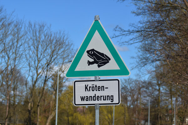 Bild vergr&ouml;&szlig;ern: Ein Schild weist auf die Amphibienwanderung hin.