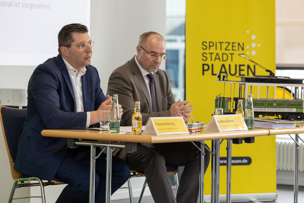 Bild vergr&ouml;&szlig;ern: Landrat Thomas Hennig und Oberb&uuml;rgermeister Steffen Zenner beantworten die Fragen der Medienvertreter.