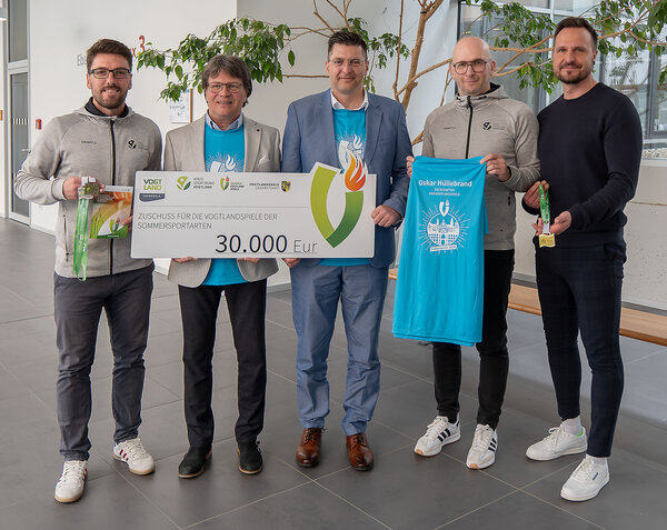 Bild vergr&ouml;&szlig;ern: Kai Zimmermann, Steffen Fugmann, Landrat Thomas Hennig, Michael Degenkolb und Jan Rodewald (v.l.n.r.) l&auml;uten die Vogtlandspiele in den Sommersportarten offiziell ein.