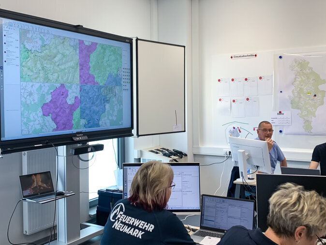 Kameraden sitzen in einem Beratungsraum am Brand- und Katastrophenschutzzentrum Vogtland in Eich.