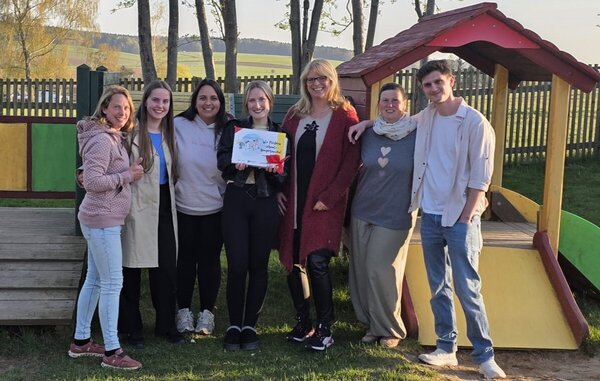 Bild vergr&ouml;&szlig;ern: Gro&szlig;e Freude gab es bei den p&auml;dagogischen Fachkr&auml;ften von der AWO Kita &raquo;L&ouml;wenzahn&laquo; &uuml;ber die FREUNDE-Auszeichnung
(v.l.n.r.):  Nicole Schmutzler, Selina Vieweg, Theresa Wolf, Julie Nestmann, Babara Hoyer, Antje Mann und Tommy Prei&szlig; der Kita L&ouml;wenzahn