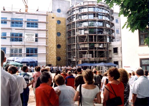 Bild vergr&ouml;&szlig;ern: Investitionen wie die das Treppenhaus-anbaues im Jahr 2000 wurden den B&uuml;rgern im Rahmen von &Ouml;ffentlichkeitstagen nahegebracht.