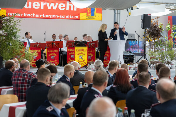 Bild vergr&ouml;&szlig;ern: Landrat Thomas Hennig spricht bei der Festveranstaltung zum 150-j&auml;hrigen Bestehen der Freiwilligen Feuerwehr Falkenstein vor G&auml;sten und Feuerwehrleuten.