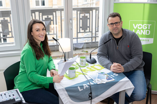 Bild vergr&ouml;&szlig;ern: Das Bild zeigt Podcastmoderatorin Madlen Schulz und Dr. Andreas Kraus, den Gesch&auml;ftsf&uuml;hrer des Tourismusverbandes Vogtland im Gespr&auml;ch.