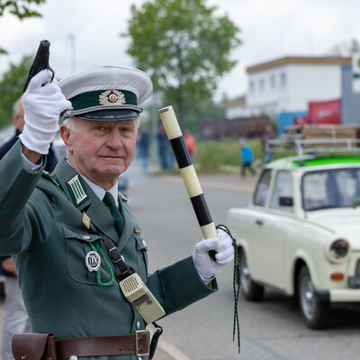 Bild vergr&ouml;&szlig;ern: Historisch gekleideter Verkehrspolizist regelt den Verkehr beim IFA-Fahrzeug-Festival.