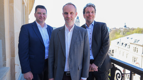 Bild vergr&ouml;&szlig;ern: Landrat Thomas Hennig mit Andreas Eichhorst und Michael Hummel.