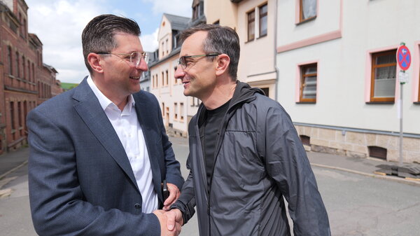 Bild vergr&ouml;&szlig;ern: Landrat Thomas Hennig sch�ttelt die Hand von B�rgermeister Michael Heuck.