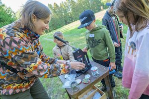 Bild vergr&ouml;&szlig;ern: Kinder an der Luchsstation