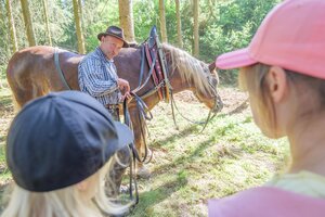 Bild vergr&ouml;&szlig;ern: Auf welche Befehle ein Pferd bei der "R&uuml;ckung" von Holz im Wald h&ouml;ren muss, erfuhren die J&uuml;ngsten an einer Extra-Station.