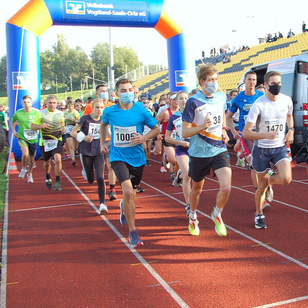 Bild vergr&ouml;&szlig;ern: 1800 L�uferinnen und L�ufer aus 150 Firmen gingen an den Start beim 9. Firmenlauf.
