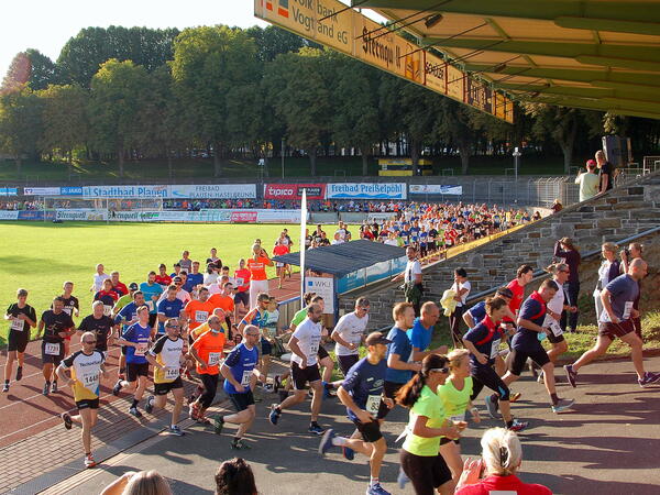 Bild vergr&ouml;&szlig;ern: Der Massenstart der 1800 L&auml;uferinnenn und L&auml;ufer sorgte mehrere Minuten f&uuml;r ein buntes Vogtland-Stadion.