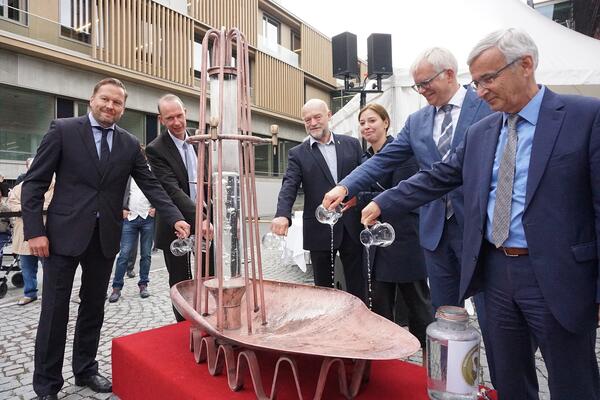 Bild vergr&ouml;&szlig;ern: Gemeinsam mit dem Architekten Andreas Baum (l.) weihten Staatsb&auml;der-Chef Gernot Ressler, Landtagsabgeordneter Andreas Heinz, Bundestagabgeordnete Yvonne Magwas, Sachsens Finanzminister Hartmut Vorjohann und Landrat Rolf Keil, die Quelle symbolisch ein.  Fotos: Staatsb&auml;der GmbH