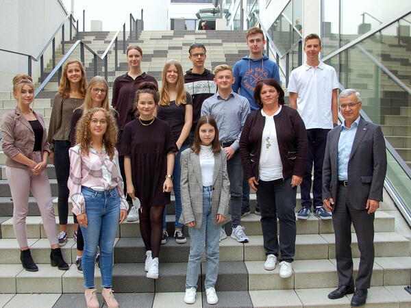 Bild vergr&ouml;&szlig;ern: Die neuen Auszubildenden und Studenten des Landratsamtes Vogtlandkreis wurden von Landrat Rolf Keil (rechts) und der Ausbildungsleiterin Heike D&ouml;lling (3.v.r.) begr&uuml;&szlig;t.