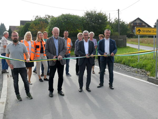 Bild vergr&ouml;&szlig;ern: Landrat Rolf Keil (vorn 2.v.r.) weihte  gemeinsam mit dem vogtl&auml;ndischen Landtagsabgeordneten Andreas Heinz (3.v.r.) und Adorfs B&uuml;rgermeister Rico Schmidt (rechts) die fertiggestellte Stra&szlig;e ein.