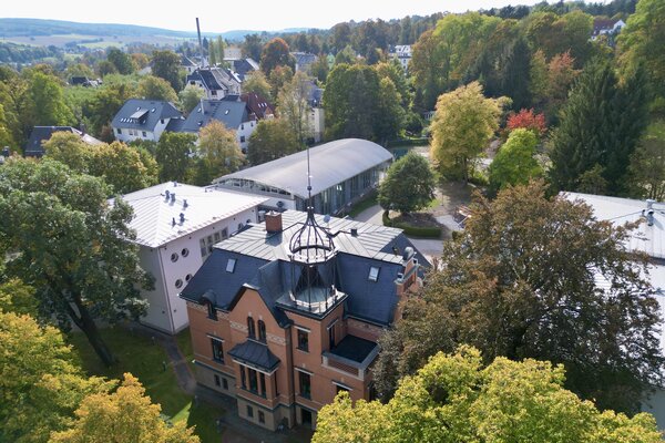 Bild vergr&ouml;&szlig;ern: Das Bild zeigt eine Luftaufnahme der Sonnenhof-Schule in Auerbach.