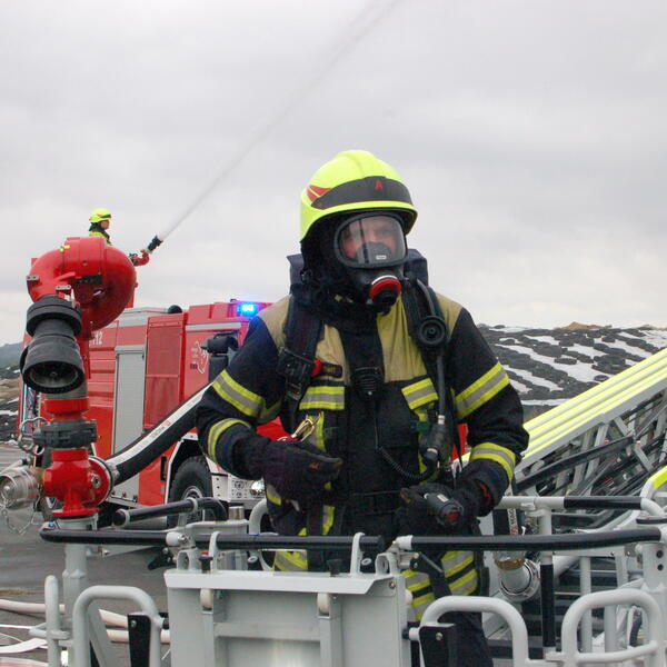 Bild vergr&ouml;&szlig;ern: Mit Gro�l�schfahrzeugen r�ckte man der in Brand geratenen Solaranlage zu Leibe.