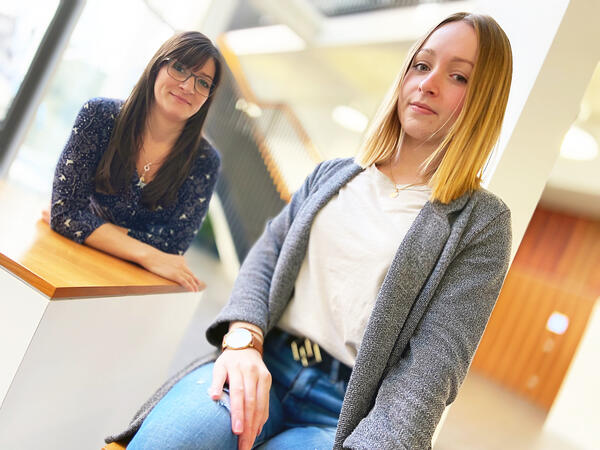 Bild vergr&ouml;&szlig;ern: Auf dem Bild sind die zwei BA-Absolventinnen Nicole Beyer- links - und Linda Heusch zu sehen.