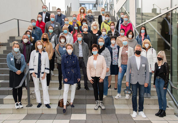 Bild vergr&ouml;&szlig;ern: Auf dem Bild sieht man die ca. 50 G&auml;ste der Pflegenetzwerkkonferenz