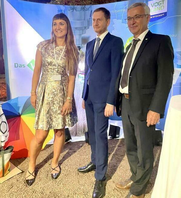 Bild vergr&ouml;&szlig;ern: Auf dem Bild sieht man von links nach rechts Mareen G&ouml;tz, Gesch&auml;ftsf&uuml;hrerin VOWALON Treuen, Sachsens Ministerpr&auml;sident Michael Kretschmer und Landrat Rolf Keil, Vogtlandkreis.