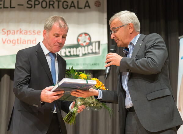 Bild vergr&ouml;&szlig;ern: Landrat Rolf Keil (rechts) ehrt den langj�hrigen Organisator der Sport Gala Volkhardt Kramer.