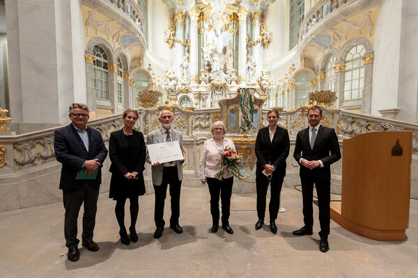 Bild vergr&ouml;&szlig;ern: Auf dem Bild sieht man den s&auml;chsischen Ministerpr&auml;sidenten Michael Kretschmer gemeinsam mit Vertreterinnen und Vertretern des Falkensteiner Vereins "Kirche im Laden e.V." bei der Verleihung des S&auml;chsischen B&uuml;rgerpreises 2021.