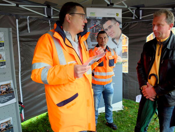 Bild vergr&ouml;&szlig;ern: Auf dem Bild sieht man Thomas Wagner von der Stra�enmeisterei Falkenstein. Er kl�rte �ber den Beruf des Stra�enw�rters auf.