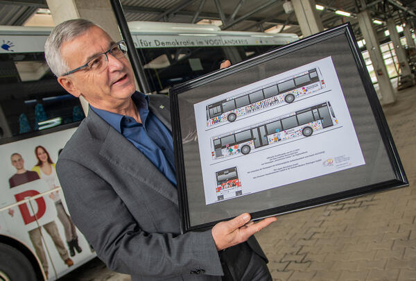 Bild vergr&ouml;&szlig;ern: Auf dem Bild sieht man Landrat Rolf Keil, wie er eine Abbildung der neuen Busse pr�sentiert.