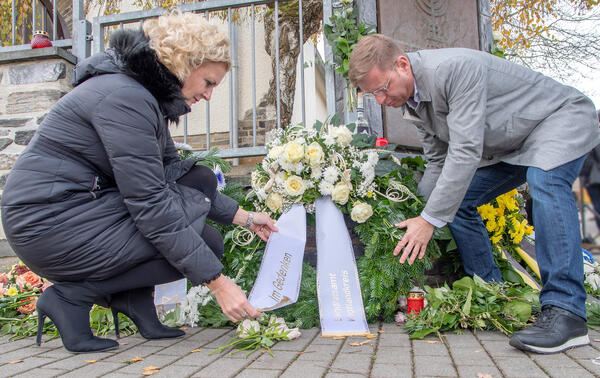 Bild vergr&ouml;&szlig;ern: Das Bild zeigt Silke Fischer und Karsten Kramer vom Landratsamt bei der Kranzniederlegung.