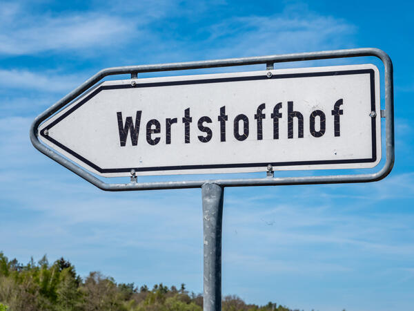 Bild vergr&ouml;&szlig;ern: Auf dem Bild sieht man ein Schild "Wertstoffhof".