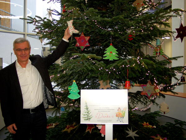 Bild vergr&ouml;&szlig;ern: Sch&uuml;lerinnen und Sch&uuml;ler der Pestalozzischule Reichenbach fertigten die Basteleien f&uuml;r den Weihnachtsbaum. Landrat Rolf Keil bedankt sich daf&uuml;r.