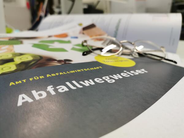 Bild vergr&ouml;&szlig;ern: Der Abfallwegweiser liegt ab sofort in den Wertstoffh�fen aus.