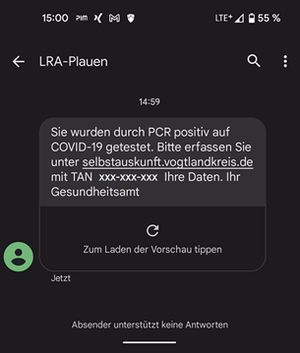 Bild vergr&ouml;&szlig;ern: Das Bild zeigt den SMS Text, den der positiv Getestete auf die beim Arzt oder im Testzentrum angegebene Handynummer gesendet bekommt. Darauf steht: "Sie wurden durch PCR positiv auf COVID-19 getestet. Bitte erfassen Sie unter selbstauskunft.vogtlandkreis.de mit TAN XXX XXX XXX Ihre Daten. Ihr Gesundheitsamt