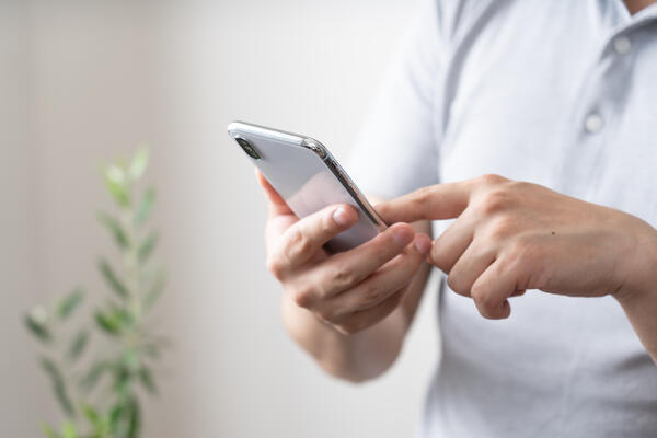 Bild vergr&ouml;&szlig;ern: Das Bild zeigt eine Person, die auf dem Bildschirm eines Smartphones tippt.