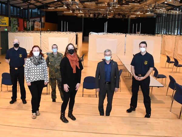 Bild vergr&ouml;&szlig;ern: Landrat Rolf Keil (2.v.r.) begr��te das Impfteam: Daniel Bauer - Brand- und Kat-Schutz, Dorit Wunderlich - Zahn�rztin LRA, Stabsunteroffizier Lorenz - Bundeswehr,
Nicole S�mann - Amt f�r Gesundheit und Pr�vention des VLK und Thomas Schlosser - Brand- und Kat-Schutz (v.l.).