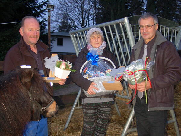 Bild vergr&ouml;&szlig;ern: Landkreis-Beigeordneter Dr. Uwe Drechsel (r.) &uuml;bergibt an Matthias und Annegret Stark die Ehrenamtspokale.