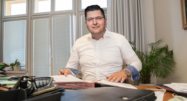 Bild vergr&ouml;&szlig;ern: Das Bild zeigt den Landrat des VogtlandkreisesThomas Hennig.