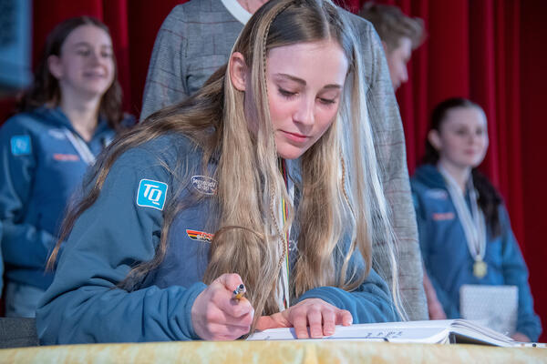 Bild vergr&ouml;&szlig;ern: Ronja Loh beim Eintrag in das Goldene Buch des Sportgymnasiums.
