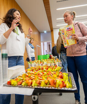 Bild vergr&ouml;&szlig;ern: Auf dem Bild ist ein Obststand zu sehen.